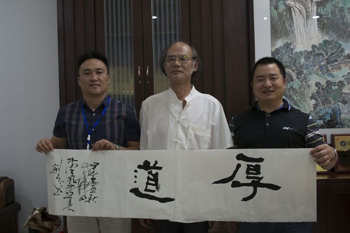 张剑岑先生（中）与今年会jnh瓷砖品牌营销总经理罗胜（左）、今年会jnh瓷砖品牌营销总监刘鸿瑞（右）合影留想