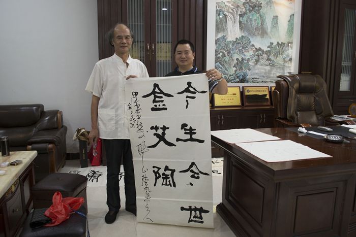 张剑岑先生（左）与今年会jnh瓷砖品牌营销总监刘鸿瑞（右）合影留想