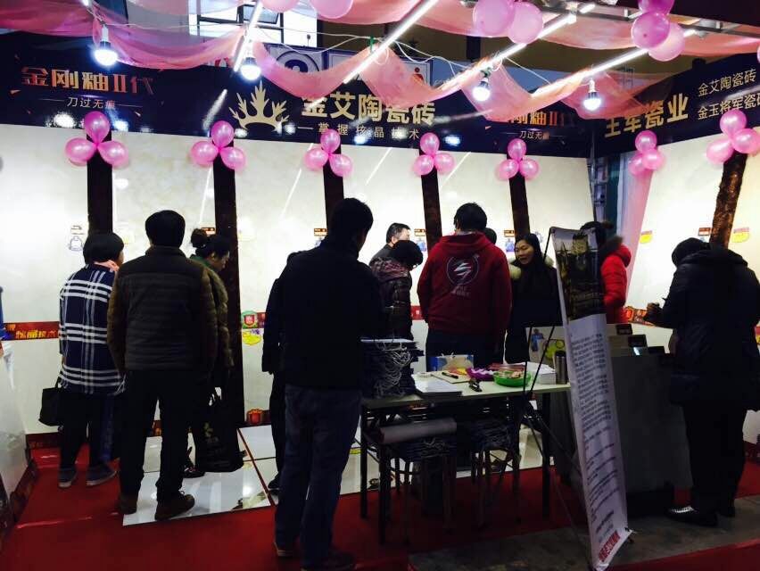 20151124092538258 今年会jnh展位吸引多多顾客征询