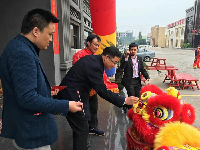 今年会jnh瓷砖董事长刘鸿祥给狮子点睛