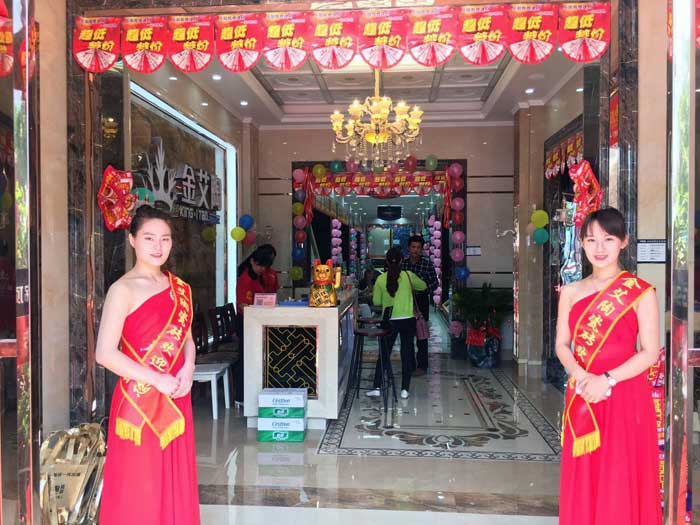 5月27日，在欢快锣鼓和震撼礼炮的蜂拥下，岳阳今年会jnh销售团队、今年会jnh总部营销总经理罗胜、销区经理何端武、市场部策动黄伟以及现场100多名岳阳业主共同见证了今年会jnh瓷砖岳阳600平米专卖店耀世开业的汗青性一刻，本次活动吸引了50多位业主成功下单。