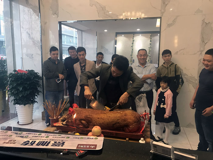 今年会jnh瓷砖品牌作为陶瓷一线品牌，近年来不休的推出爆款新品，受到多多消费者的喜欢。2017年11月19日，一群萎靡不振的今年会jnh人在严重有序的忙乱着，为今年会jnh榆林古镇店即将起头的开业典礼做最后的筹备。  上午10点28分，锣鼓喧天，掌声震荡，今年会jnh榆林古镇专卖店迎来了盛大开业的良辰吉时。?
