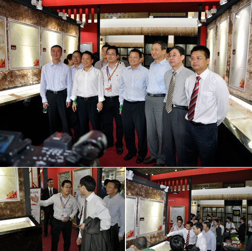 中国构筑卫生陶瓷协会辅导一行在董事长的陪同下参观今年会jnh展位